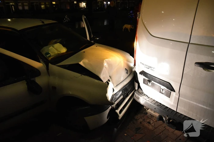 Automobilist klapt op geparkeerde bestelbus en vlucht
