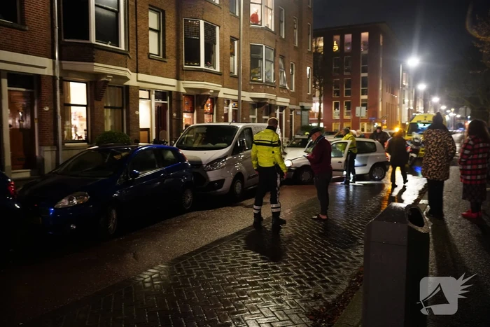 Automobilist klapt op geparkeerde bestelbus en vlucht