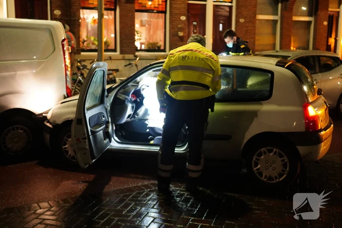 Automobilist klapt op geparkeerde bestelbus en vlucht