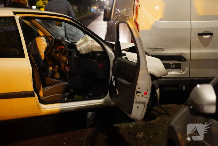 Automobilist klapt op geparkeerde bestelbus en vlucht