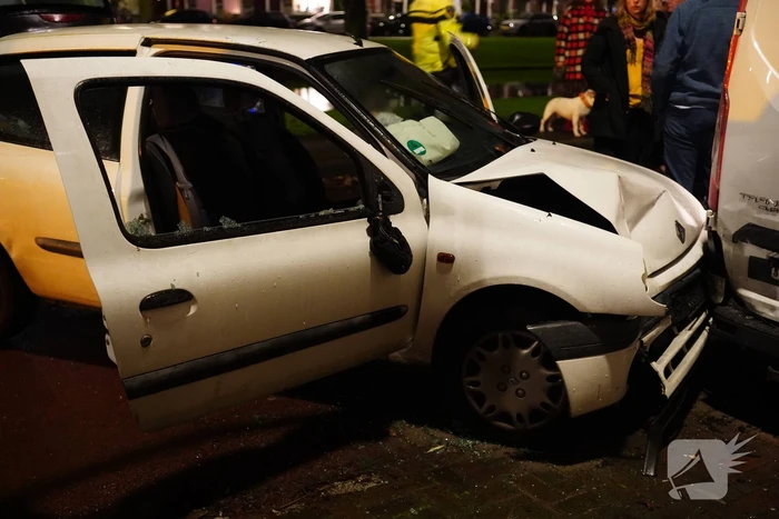 Automobilist klapt op geparkeerde bestelbus en vlucht