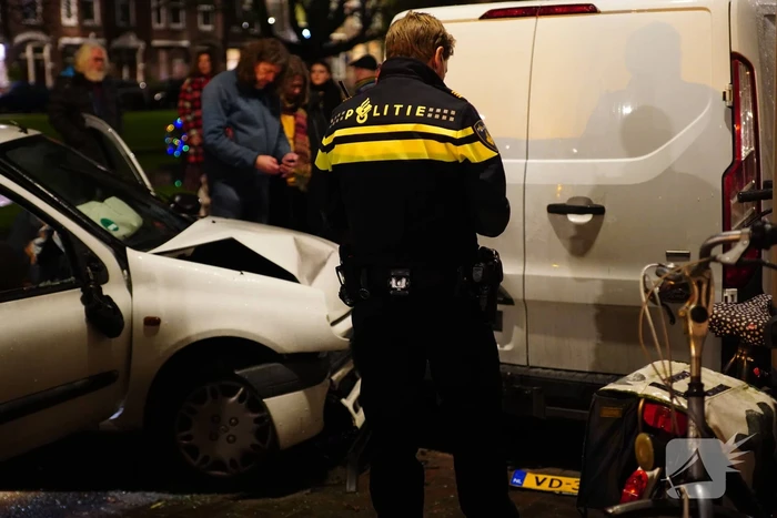 Automobilist klapt op geparkeerde bestelbus en vlucht