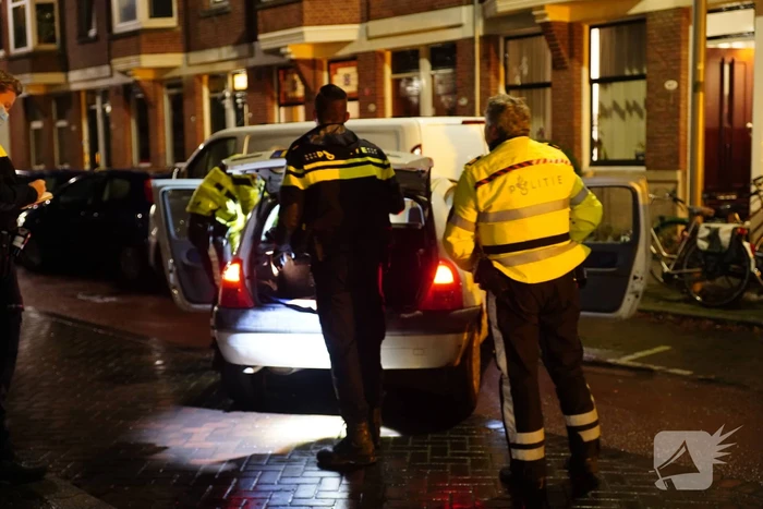 Automobilist klapt op geparkeerde bestelbus en vlucht