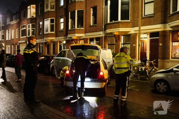 Automobilist klapt op geparkeerde bestelbus en vlucht