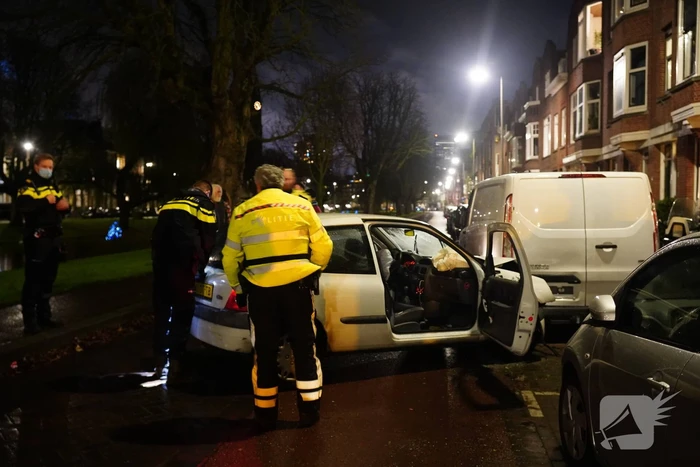 Automobilist klapt op geparkeerde bestelbus en vlucht