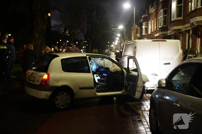 Automobilist klapt op geparkeerde bestelbus en vlucht