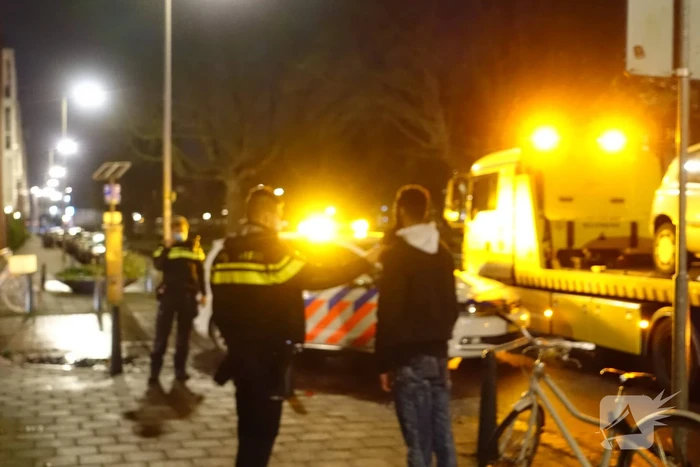Automobilist klapt op geparkeerde bestelbus en vlucht