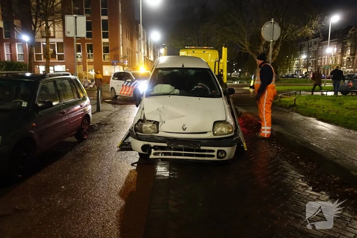 Automobilist klapt op geparkeerde bestelbus en vlucht