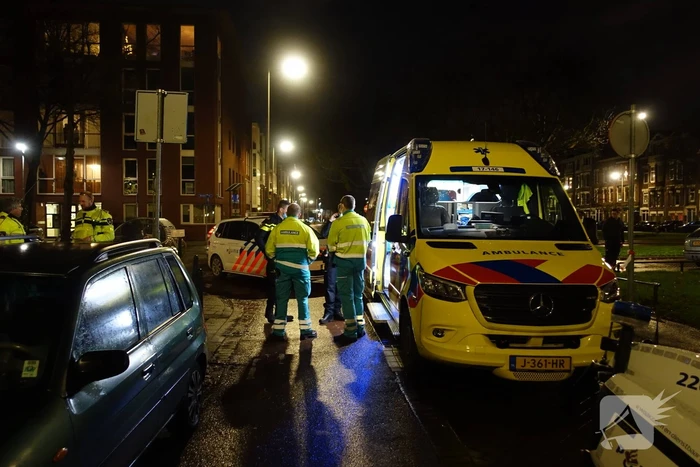 Automobilist klapt op geparkeerde bestelbus en vlucht