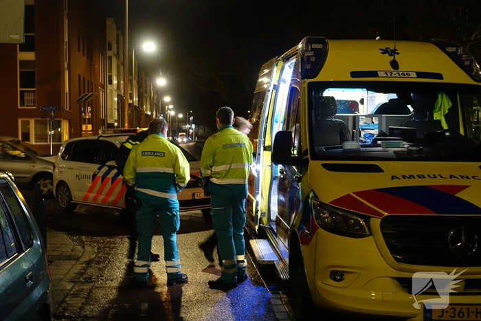 Automobilist klapt op geparkeerde bestelbus en vlucht