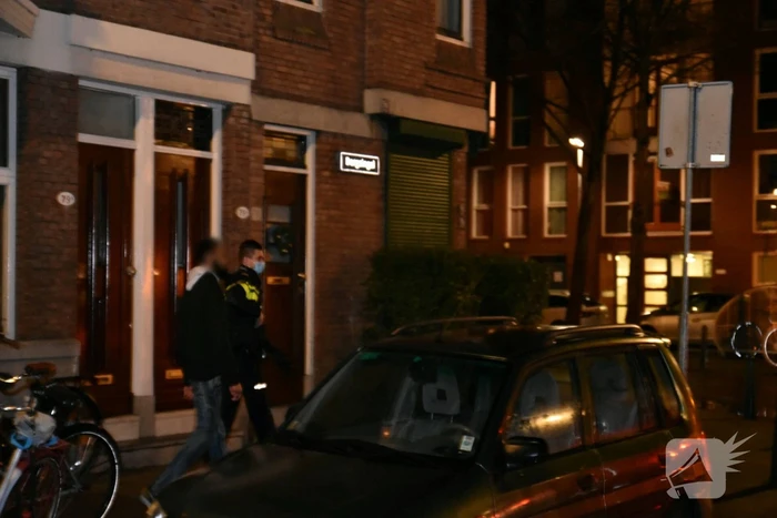 Automobilist klapt op geparkeerde bestelbus en vlucht