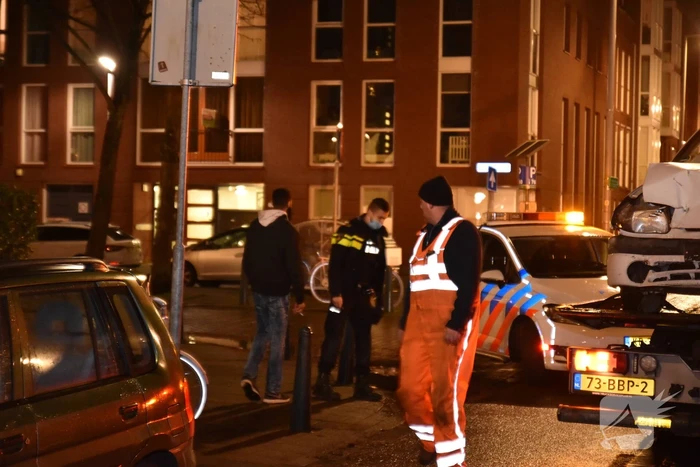Automobilist klapt op geparkeerde bestelbus en vlucht