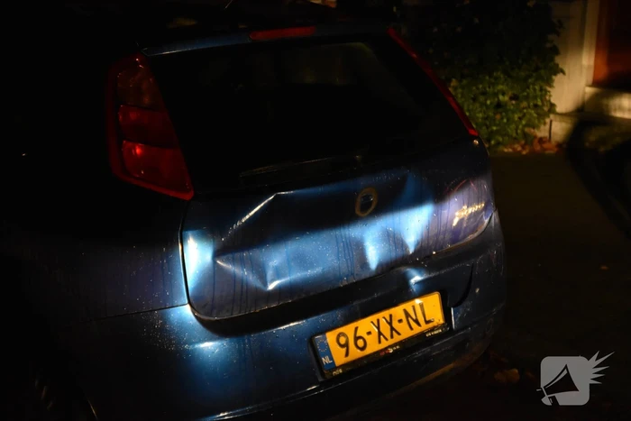 Automobilist klapt op geparkeerde bestelbus en vlucht