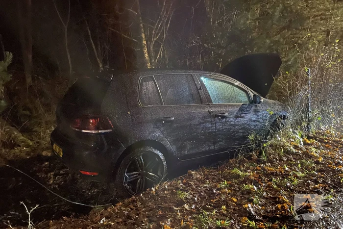 Bestuurder verliest macht over het stuur en rijdt in bosschage