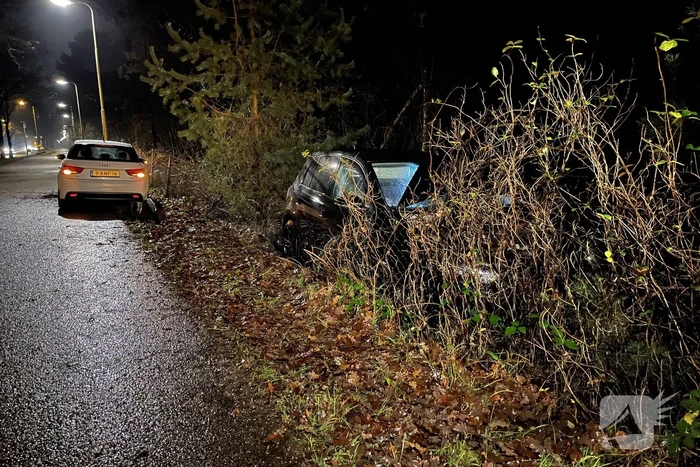 Bestuurder verliest macht over het stuur en rijdt in bosschage