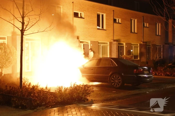 Geparkeerde auto brandt volledig uit