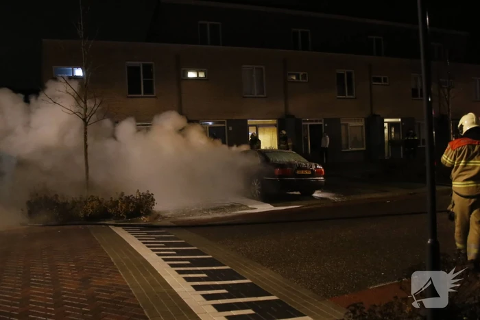 Geparkeerde auto brandt volledig uit