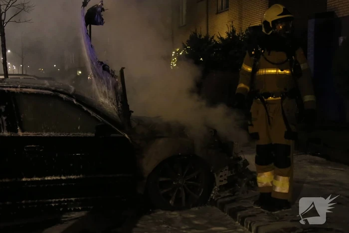 Geparkeerde auto brandt volledig uit
