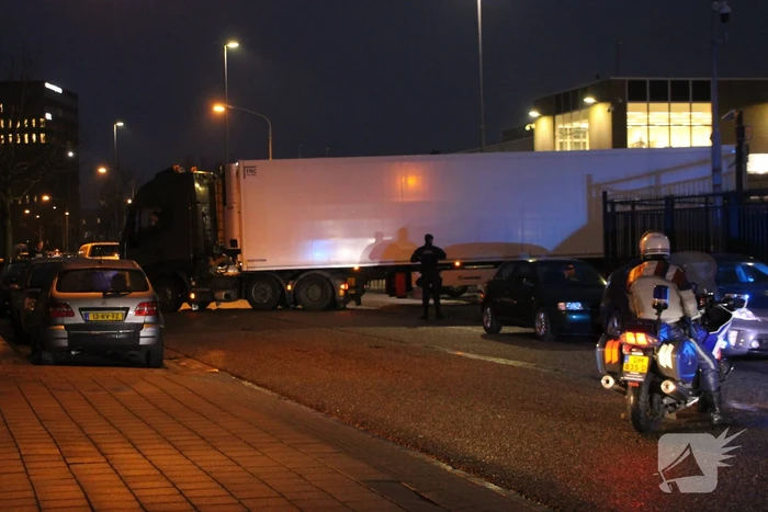 Zwaarbeveiligd transport vanaf voormalige gelddrukkerij Joh Enschedé