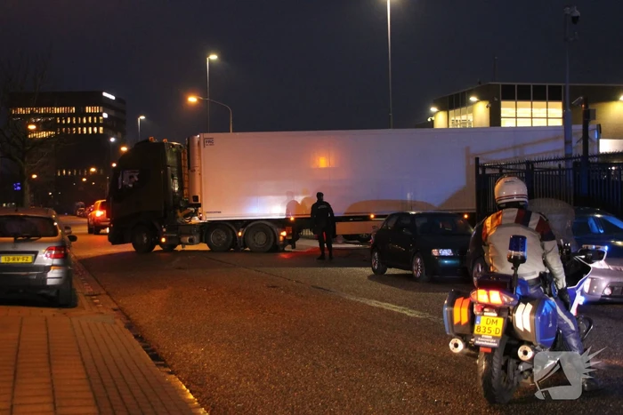 Zwaarbeveiligd transport vanaf voormalige gelddrukkerij Joh Enschedé