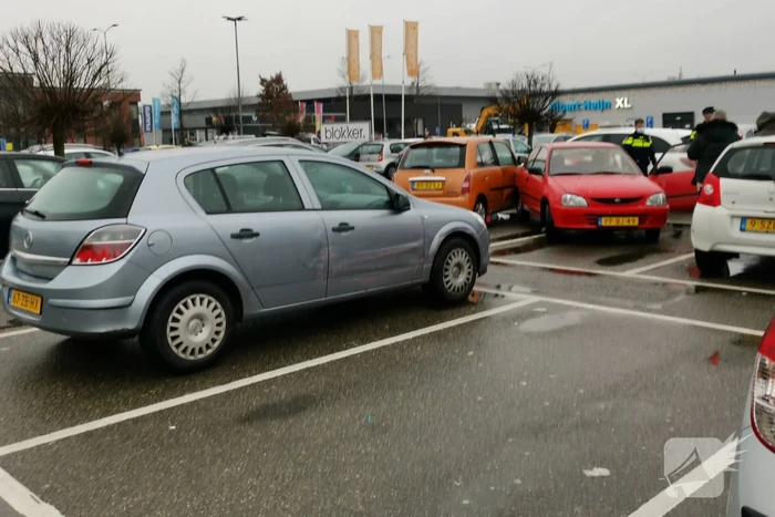Bestuurster duwt op gaspedaal in plaats van rem, vier auto's lopen schade op
