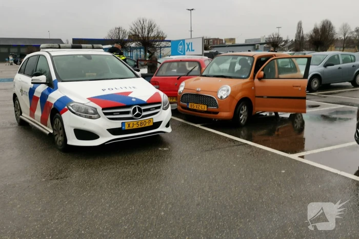 Bestuurster duwt op gaspedaal in plaats van rem, vier auto's lopen schade op