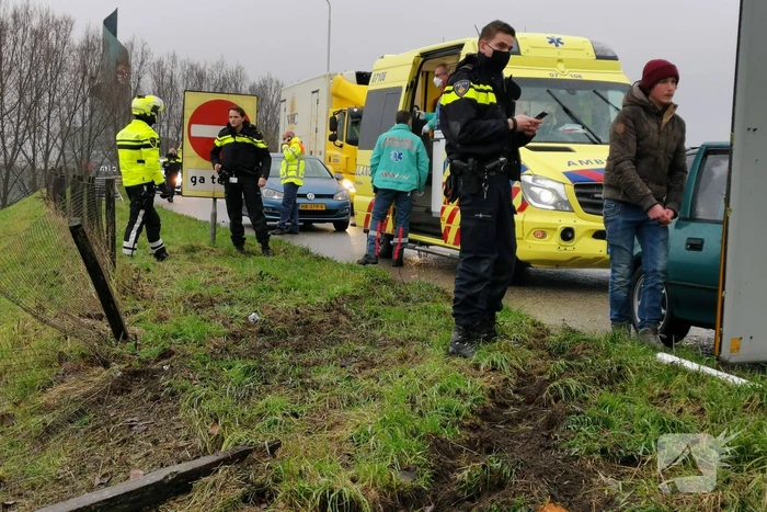 Auto belandt onderaan talud