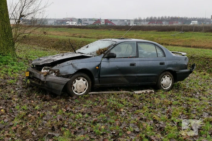 Auto belandt onderaan talud