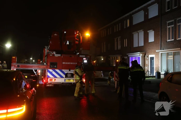 Schoorsteen rookt hevig door brand