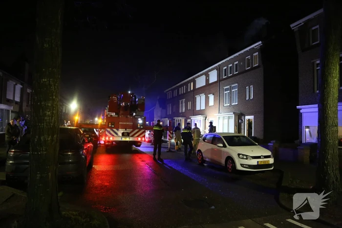 Schoorsteen rookt hevig door brand