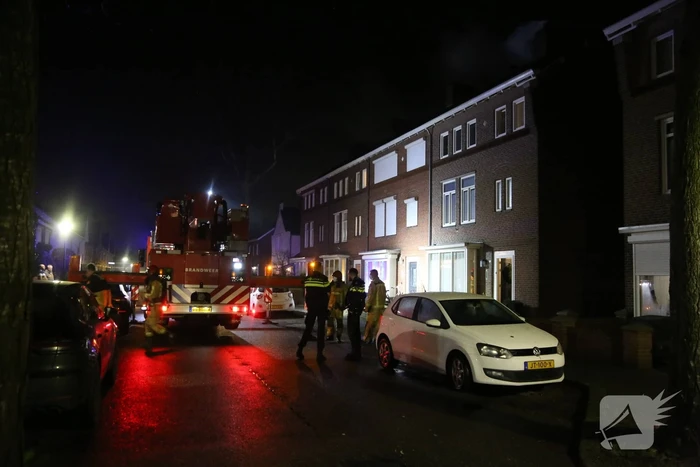 Schoorsteen rookt hevig door brand