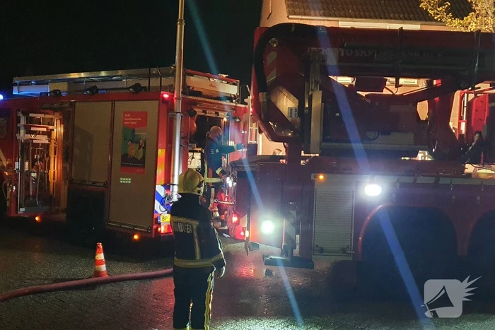 Brandweer veegt schoorsteen na brand