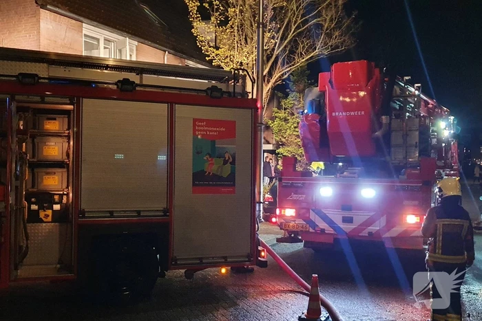 Brandweer veegt schoorsteen na brand