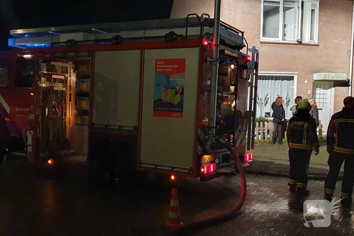 Brandweer veegt schoorsteen na brand