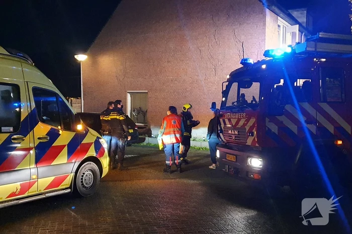 Brandweer veegt schoorsteen na brand