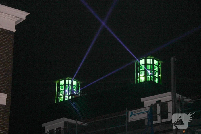 Decemberlicht in donkere straten
