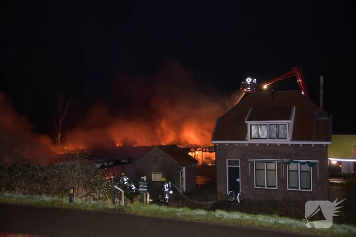Bussen in brand bij Firma Maliepaard