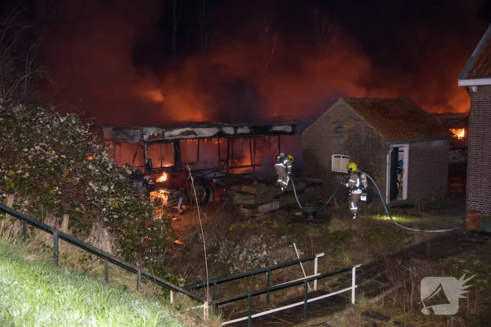 Bussen in brand bij Firma Maliepaard