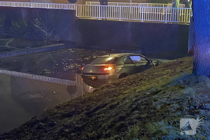 Auto belandt in sloot, inzittenden gevlucht