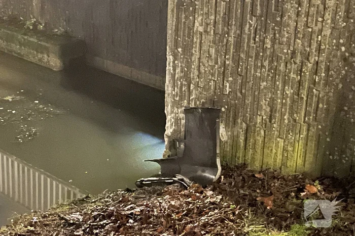 Auto belandt in sloot, inzittenden gevlucht