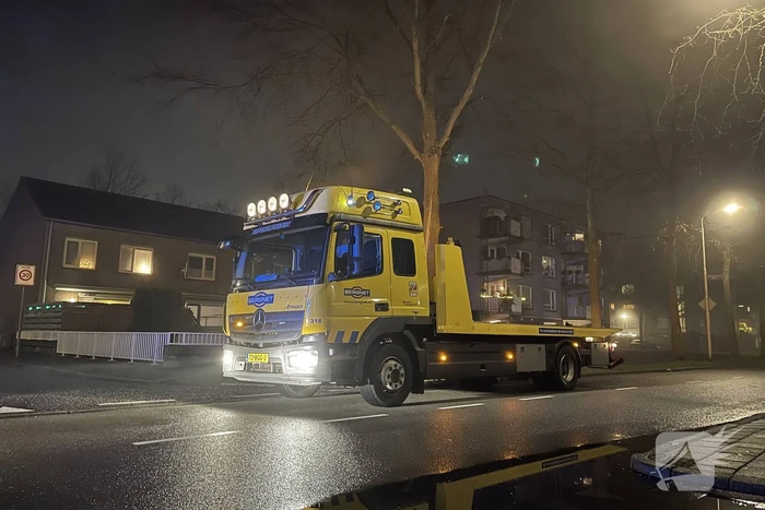 Auto belandt in sloot, inzittenden gevlucht
