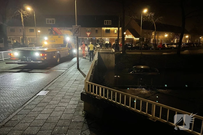 Auto belandt in sloot, inzittenden gevlucht
