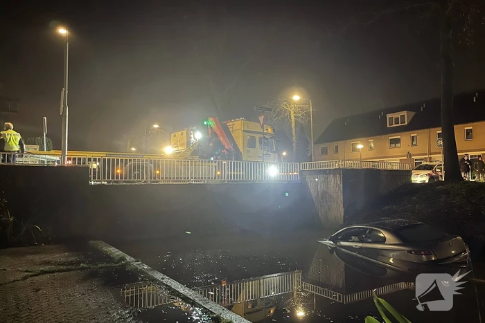 Auto belandt in sloot, inzittenden gevlucht