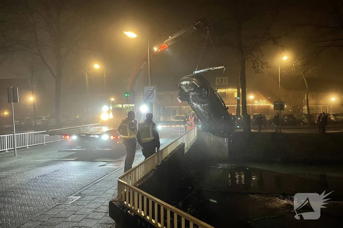 Auto belandt in sloot, inzittenden gevlucht