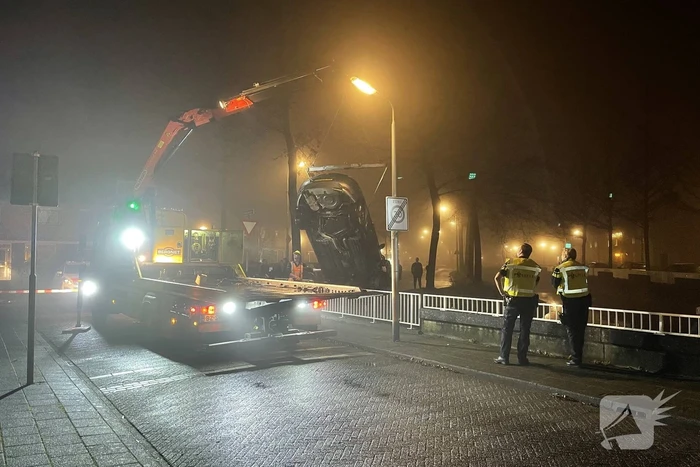Auto belandt in sloot, inzittenden gevlucht