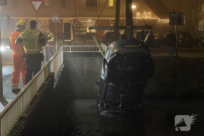 Auto belandt in sloot, inzittenden gevlucht