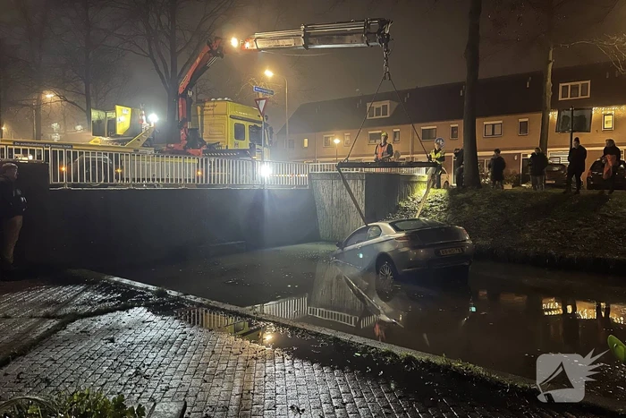 Auto belandt in sloot, inzittenden gevlucht