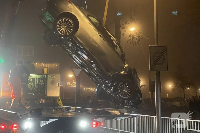 Auto belandt in sloot, inzittenden gevlucht
