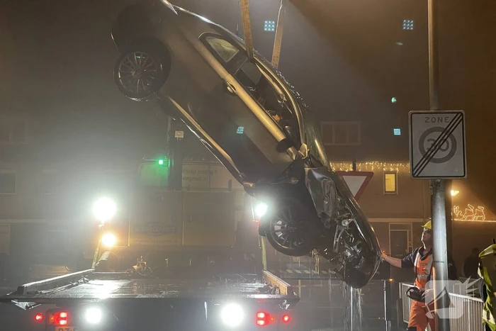Auto belandt in sloot, inzittenden gevlucht