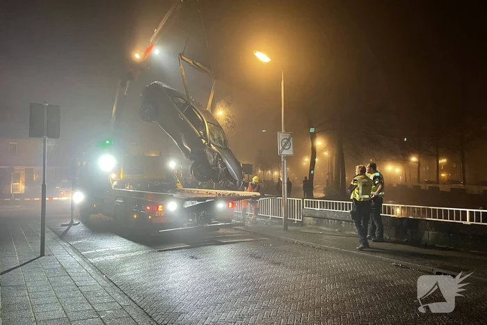 Auto belandt in sloot, inzittenden gevlucht